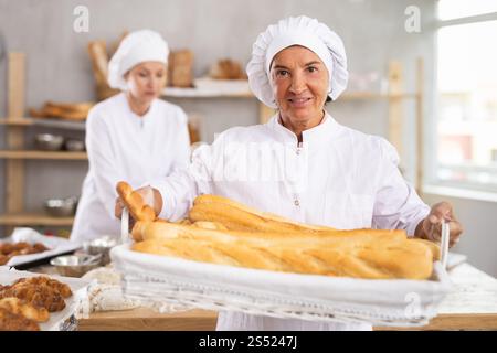 Porträt der fröhlichen älteren Bäckerin Stockfoto