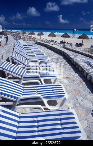 Ein Strand in der Nähe von Cancun auf Yucatan in der Provinz Quintana Roo in Mexiko in Zentralamerika. Mexiko, Cancun, Januar 2009. MEXIKO YUCATAN CANCUN BEACH Stockfoto
