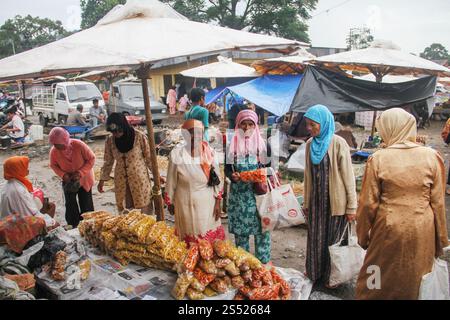 Indonesische Frauen laufen auf einem Outdoor-Markt in Bukittinggi, West Sumatra, Indonesien. Stockfoto