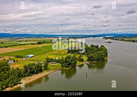 Panoramablick auf den River Bend in einer weitläufigen landwirtschaftlich geprägten Landschaft Stockfoto