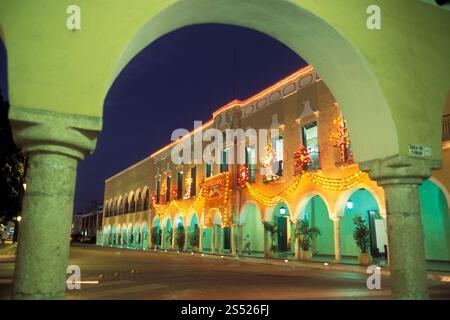 Der Hauptplatz mit der Kolonial- und Altstadt von Valladolid auf Yucatan in der Provinz Quintana Roo in Mexiko in Mittelamerika. Mexiko, Valladolid, Stockfoto