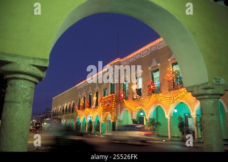 Der Hauptplatz mit der Kolonial- und Altstadt von Valladolid auf Yucatan in der Provinz Quintana Roo in Mexiko in Mittelamerika. Mexiko, Valladolid, Stockfoto