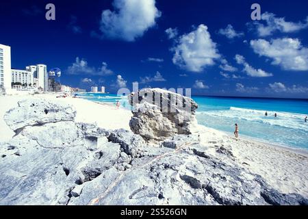 Ein Strand in der Nähe von Cancun auf Yucatan in der Provinz Quintana Roo in Mexiko in Zentralamerika. Mexiko, Cancun, Januar 2009. MEXIKO YUCATAN CANCUN BEACH Stockfoto