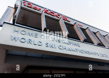 Alpine Ski World Cup FIS 2025 - Saalbach-Hinterglemm, Österreich am 31. Dezember 2024. Skilift und Holztribüne beenden die Bauarbeiten im World Ski Stockfoto