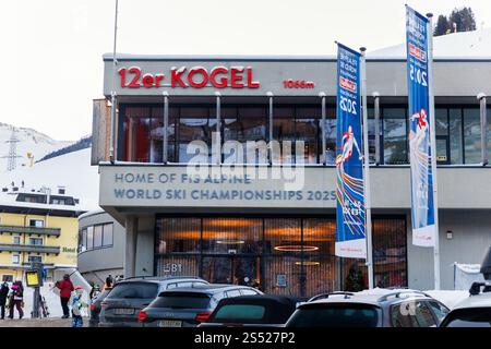 Alpine Ski World Cup FIS 2025 - Saalbach-Hinterglemm, Österreich am 31. Dezember 2024. Skilift und Holztribüne beenden die Bauarbeiten im World Ski Stockfoto
