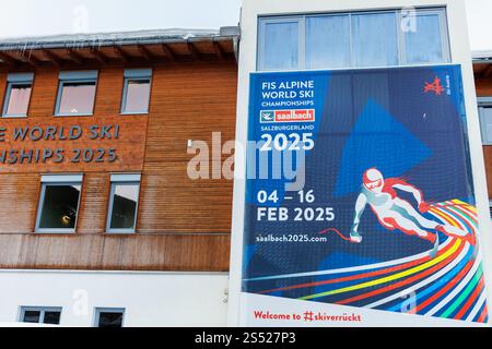 Alpine Ski World Cup FIS 2025 - Saalbach-Hinterglemm, Österreich am 31. Dezember 2024. Skilift und Holztribüne beenden die Bauarbeiten im World Ski Stockfoto