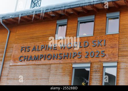 Alpine Ski World Cup FIS 2025 - Saalbach-Hinterglemm, Österreich am 31. Dezember 2024. Skilift und Holztribüne beenden die Bauarbeiten im World Ski Stockfoto