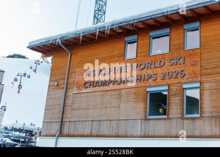 Alpine Ski World Cup FIS 2025 - Saalbach-Hinterglemm, Österreich am 31. Dezember 2024. Skilift und Holztribüne beenden die Bauarbeiten im World Ski Stockfoto
