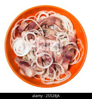 Blick von oben auf eingelegten gesalzenen Hering mit Zwiebeln in Schüssel isoliert auf weißem Hintergrund Stockfoto