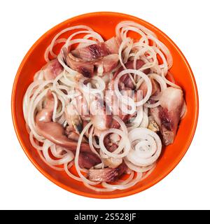Blick von oben auf die in Scheiben geschnittenen gesalzene Heringe mit Zwiebeln in der Schüssel auf weißem Hintergrund Stockfoto