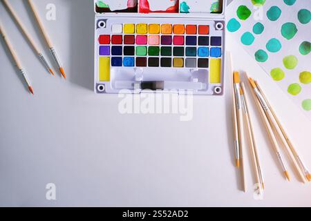 Aquarell Farben und Pinsel Arbeitsplatz Künstler mit künstlerischen Werkzeugen für Mock up Stockfoto