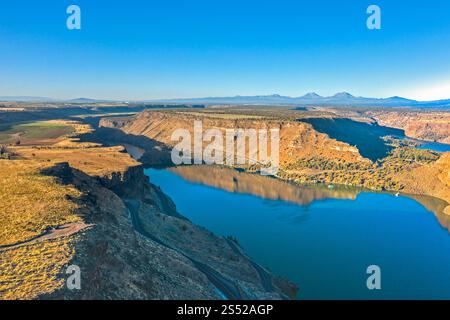 Luftaufnahme auf die malerische Landschaft des Flusses und des Canyons unter dem hellen blauen Himmel, Cove Palisades, Oregon Stockfoto