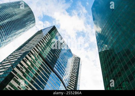 Grüne Wolkenkratzer unter blauen Himmel mit weißen Wolken und im Geschäftsviertel von Moskau im Herbst Stockfoto