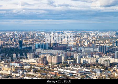 Blick über den nördlichen Stadtteil Moskaus von der Aussichtsplattform oben auf dem OKO-Turm im Herbst Stockfoto