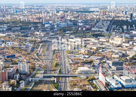 Blick über die Straßen und nordwestlich von Moskau von der Aussichtsplattform auf der Spitze des OKO-Turms im Herbst Stockfoto