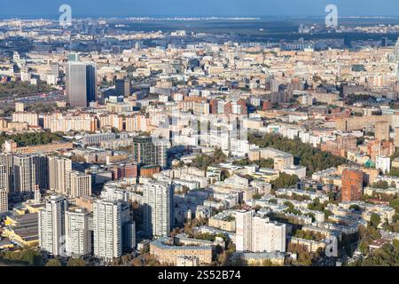 Aus der Vogelperspektive auf den Nordosten der Stadt Moskau von der Aussichtsplattform auf der Spitze des OKO-Turms im Herbst Stockfoto