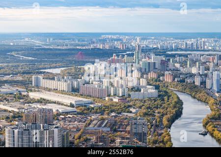 Aus der Vogelperspektive auf den Nordwesten der Stadt Moskau von der Aussichtsplattform auf der Spitze des OKO-Turms im Herbst Stockfoto