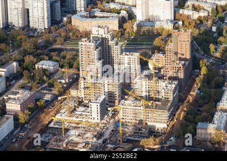 Blick von oben auf die Baustelle im Wohnviertel der Stadt Moskau im Herbst Tag Stockfoto