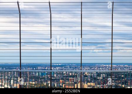 Zaun und blau Herbst Sonnenuntergang Himmel über der Stadt Moskau Stockfoto