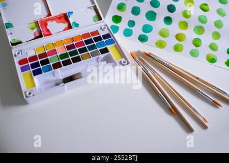 Aquarell Farben und Pinsel Arbeitsplatz Künstler mit künstlerischen Werkzeugen für Mock up Stockfoto