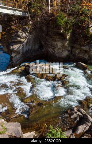 Probiy Wasserfall auf dem Fluss Prut, in Jaremtsche Stadt, Oblast Ternopil, Ukraine. Herbst Landschaft. Stockfoto