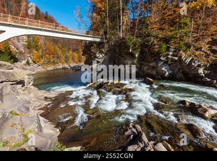 Probiy Wasserfall auf dem Fluss Prut, in Jaremtsche Stadt, Oblast Ternopil, Ukraine. Herbst Landschaft. Stockfoto