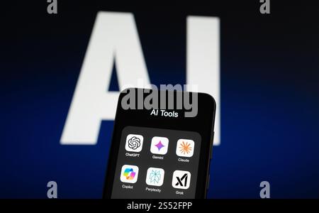 Smartphone mit KI-Tools wie ChatGPT, Gemini, Claude, Copilot, Grok und Perplexity Stockfoto