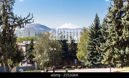 Reisen Sie in die kaukasische Mineralwasserregion - Blick auf den Elbrus von der Straße in Pyatigorsk Stadt am Herbstmorgen Stockfoto