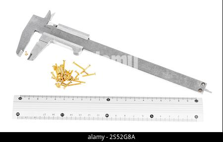 Alte stahl Bremssättel, metallischen Herrscher und viel Messing Schrauben auf weißem Hintergrund Stockfoto