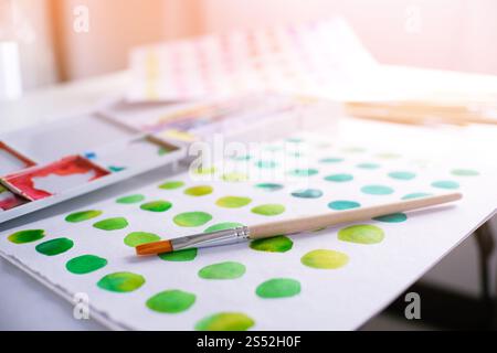 Aquarell Farben und Pinsel Arbeitsplatz Künstler mit künstlerischen Werkzeugen für Mock up Stockfoto