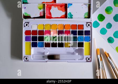 Aquarell Farben und Pinsel Arbeitsplatz Künstler mit künstlerischen Werkzeugen für Mock up Stockfoto