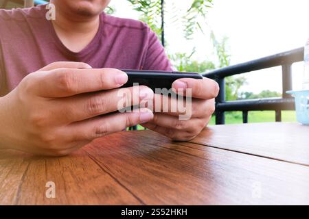 Mann, der auf dem Mobiltelefon ein Spiel spielt Stockfoto