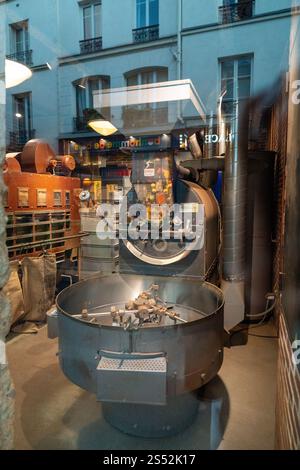 Kaffeeröstermaschine wird am Abend in einem Pariser Schaufenster ausgestellt Stockfoto
