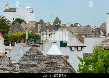 Trulli Dächer in den wichtigsten touristischen Bezirk von Alberobello schöne alte historische Stadt, Region Apulien, Süditalien Stockfoto
