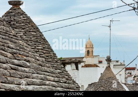 Trulli Dächer in den wichtigsten touristischen Bezirk von Alberobello schöne alte historische Stadt, Region Apulien, Süditalien Stockfoto