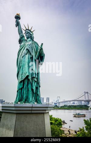 Freiheitsstatue, Regenbogenbrücke und tokio-Stadtbild, Japan. Freiheitsstatue und Stadtbild tokios, Japan Stockfoto