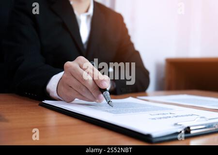 Sales Manager Beratung Anmeldeformular Dokument, wenn man bedenkt, Hypothek Darlehen Angebot für Auto und Haus Versicherung Stockfoto