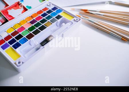 Aquarell Farben und Pinsel Arbeitsplatz Künstler mit künstlerischen Werkzeugen für Mock up Stockfoto