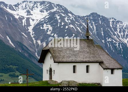 Schöne kleine alte Kirche in Bettmeralp Alpen Mountain Village, Schweiz. Sommer bewölkt. Stockfoto