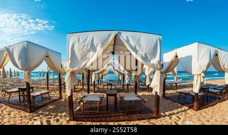 Luxuriöse Strandzelte Baldachin am Morgen Paradies weißer Sandstrand die Malediven von Salento (Pescoluse, Salento, Apulien, Süditalien). Am meisten Stockfoto