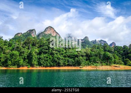 Cheow Lan Lake Kalksteinklippen, Khao Sok Nationalpark, Thailand. Cheow Lan Lake Cliffs, Khao Sok Nationalpark, Thailand Stockfoto