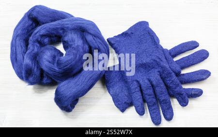 Werkstatt von Hand eine Fleece Handschuhe von blau Merino Schafschurwolle nass Filzen Prozess - kammgarn gefilzte Handschuhe und Knäuel Fell für Sie Stockfoto