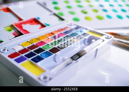 Aquarell Farben und Pinsel Arbeitsplatz Künstler mit künstlerischen Werkzeugen für Mock up Stockfoto
