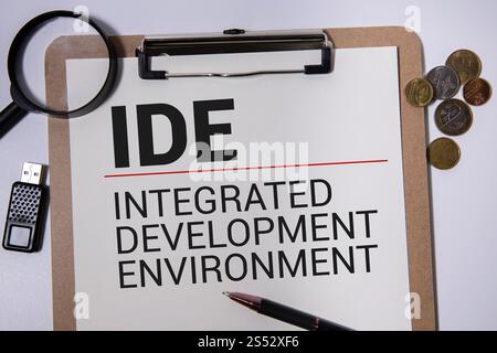 Trainingsplan mit Fitnessnahrung und -Ausrüstung auf weiß, Rahmen mit Werkzeugen, Draufsicht, getöntes Bild Stockfoto