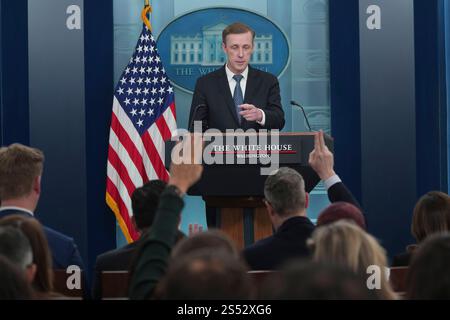 Washington, Vereinigte Staaten. Januar 2025. Der nationale Sicherheitsberater Jake Sullivan nimmt am täglichen Briefing im Weißen Haus in Washington, DC, am 13. Januar 2025 Teil. Kredit: Chris Kleponis/Pool über CNP/dpa/Alamy Live News Stockfoto