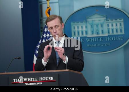 Washington, Vereinigte Staaten. Januar 2025. Der nationale Sicherheitsberater Jake Sullivan nimmt am täglichen Briefing im Weißen Haus in Washington, DC, am 13. Januar 2025 Teil. Kredit: Chris Kleponis/Pool über CNP/dpa/Alamy Live News Stockfoto
