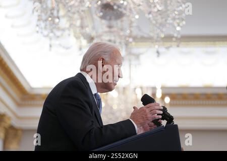 Washington, Vereinigte Staaten. Januar 2025. US-Präsident Joe Biden hält am 13. Januar 2025 eine außenpolitische Ansprache über die Arbeit seiner Regierung im Außenministerium in Washington, DC. Kredit: Chris Kleponis/Pool über CNP/dpa/Alamy Live News Stockfoto