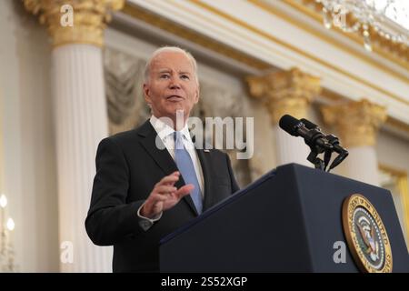Washington, Vereinigte Staaten. Januar 2025. US-Präsident Joe Biden hält am 13. Januar 2025 eine außenpolitische Ansprache über die Arbeit seiner Regierung im Außenministerium in Washington, DC. Kredit: Chris Kleponis/Pool über CNP/dpa/Alamy Live News Stockfoto
