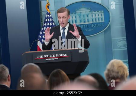 Washington, Vereinigte Staaten. Januar 2025. Der nationale Sicherheitsberater Jake Sullivan nimmt am täglichen Briefing im Weißen Haus in Washington, DC, am 13. Januar 2025 Teil. Kredit: Chris Kleponis/Pool über CNP/dpa/Alamy Live News Stockfoto