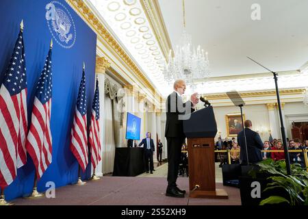 Washington, Vereinigte Staaten. Januar 2025. US-Präsident Joe Biden hält am 13. Januar 2025 eine außenpolitische Ansprache über die Arbeit seiner Regierung im Außenministerium in Washington, DC. Kredit: Chris Kleponis/Pool über CNP/dpa/Alamy Live News Stockfoto